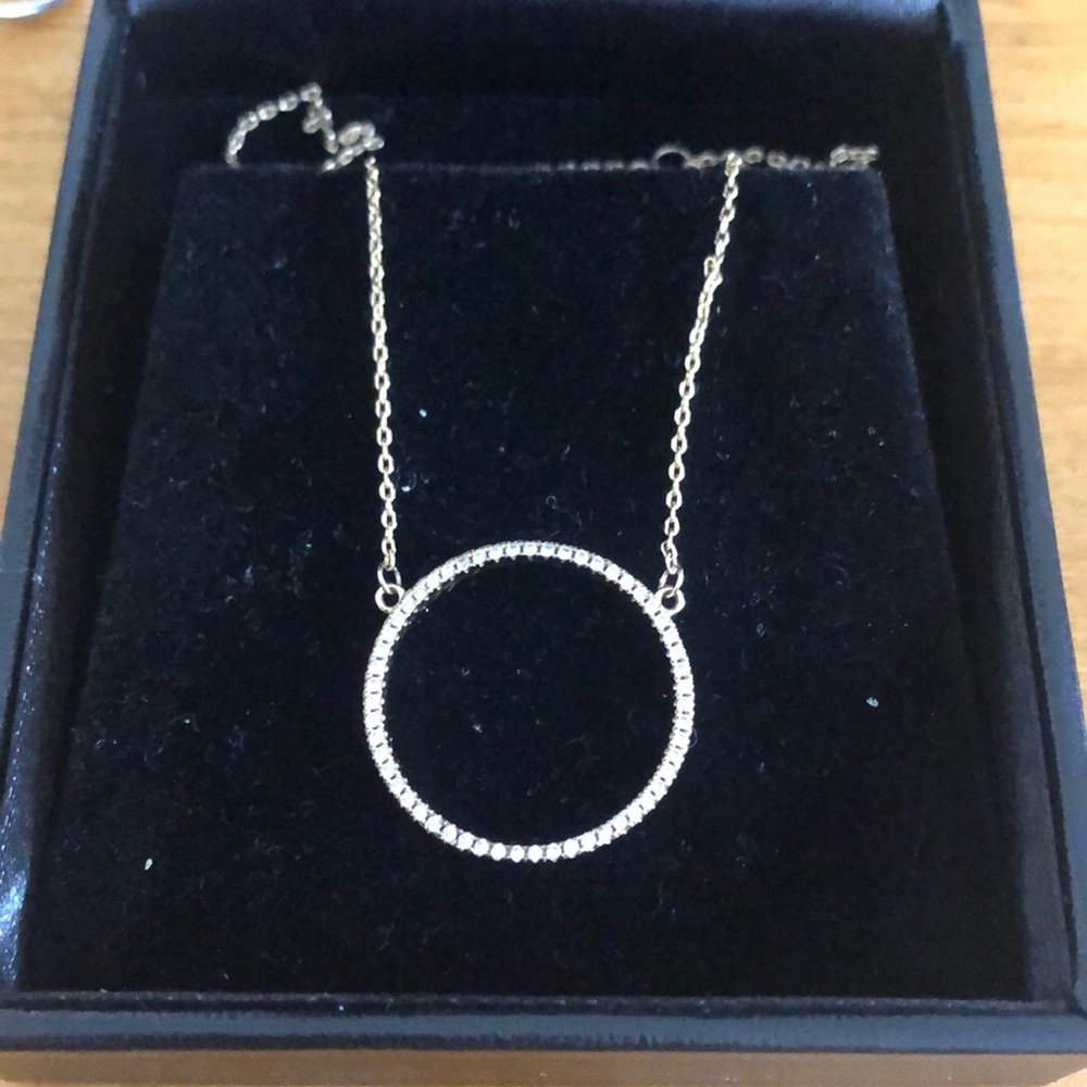 Round pendant necklace